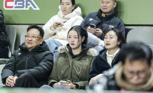 星空体育app下载-老婆来看球压力大？张常宁现身同曦主场，吴冠希连丢关键罚球